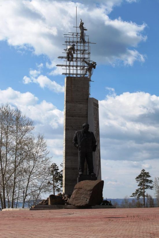 Порталы братска. Братск город памятник Наймушину. Памятник покорителям ангары в Братске. Иван Иванович Наймушин памятник. Наймушин Братская ГЭС памятник.